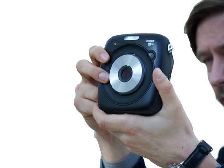 Fujifilm SQ10 Instax Sofortbildkamera in Aktion